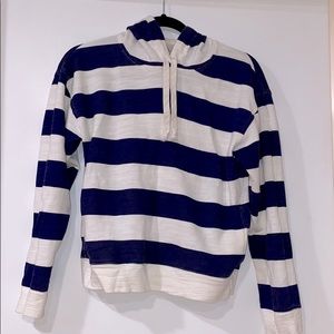 Hooded sweater with navy blue and stripes